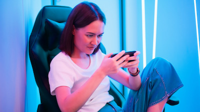 ゲームをプレイする女性